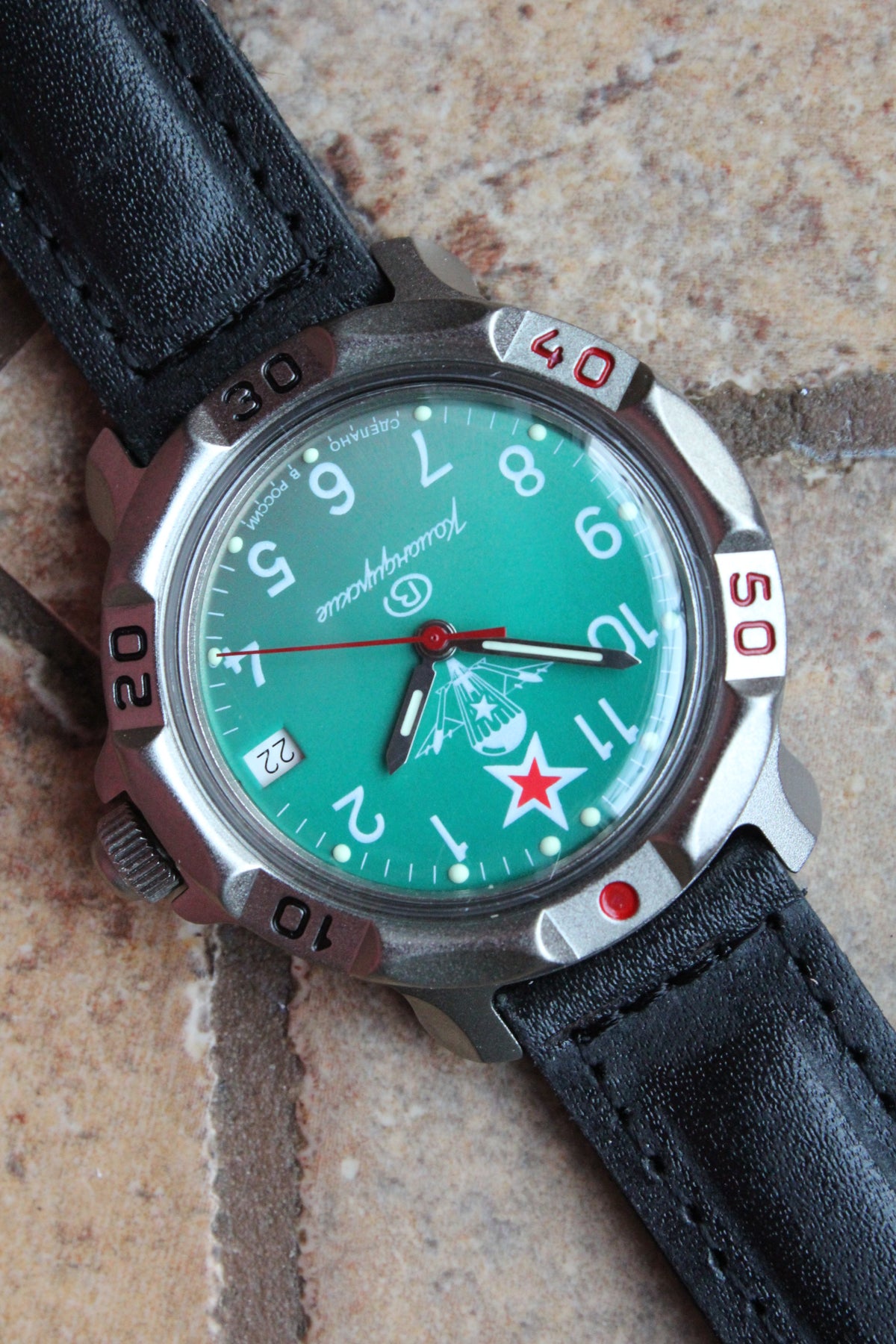 Vostok Komandirskie 816307 - side view of case and black leather strap