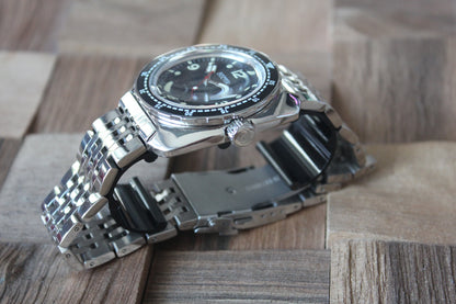 Vostok Amphibia 71067A - side view of stainless steel case and bracelet