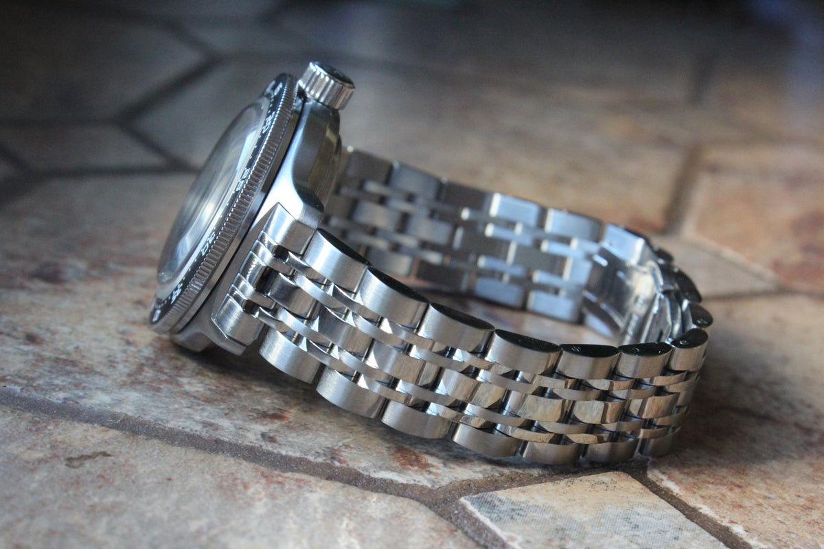 Vostok Amphibia 720074 - side view of case and stainless steel bracelet