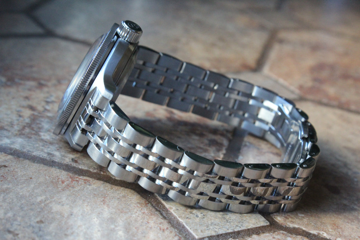 Vostok Amphibia 720076 - side view of case and stainless steel bracelet