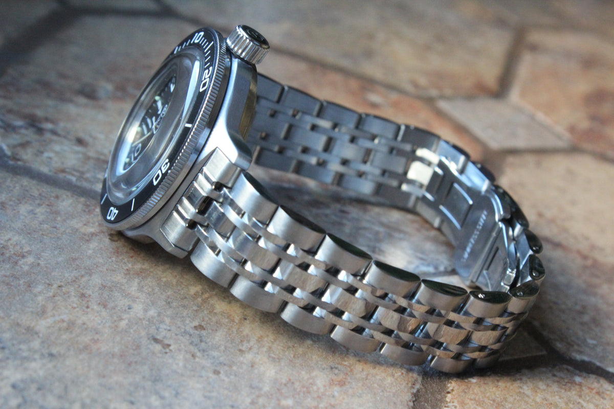 Vostok Amphibia 720073 - side view of case and stainless steel bracelet