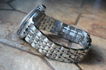 Vostok Amphibia 720070 - side view of stainless steel case and bracelet