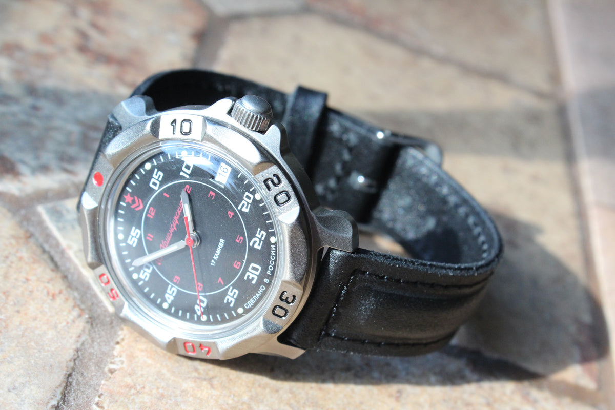 Vostok Komandirskie 816172 - side view of case and black leather strap