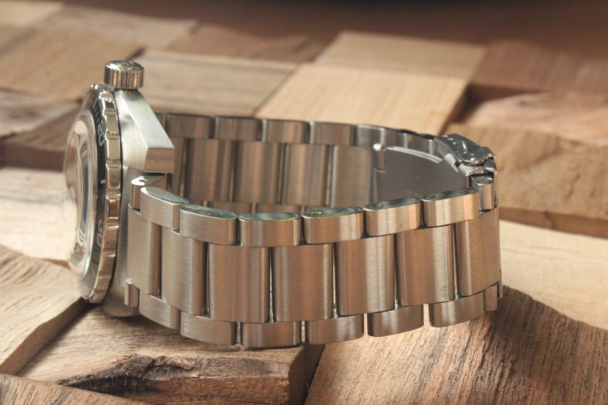 Vostok Amphibia Automatic Watch 170600, bracelet and side profile