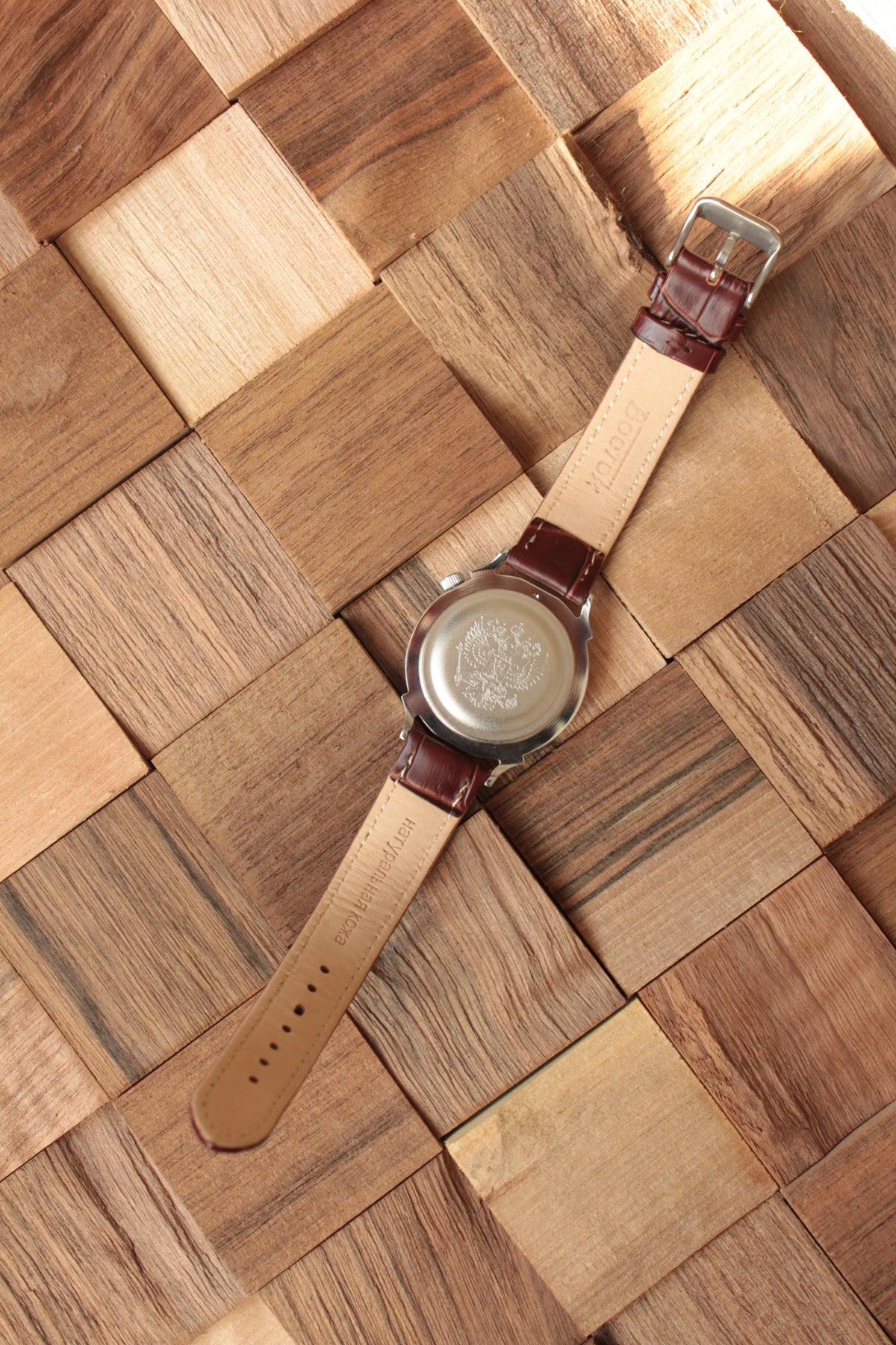 Vostok 581826 - rear view of leather strap and case back