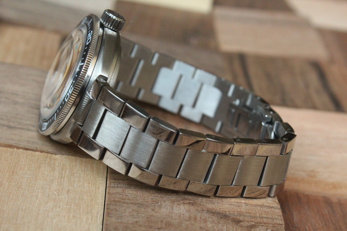 Vostok Amphibia 780446 - side view of case and stainless steel bracelet