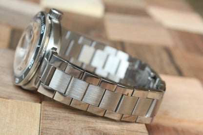 Vostok Amphibia 78010A - side view of case and stainless steel bracelet