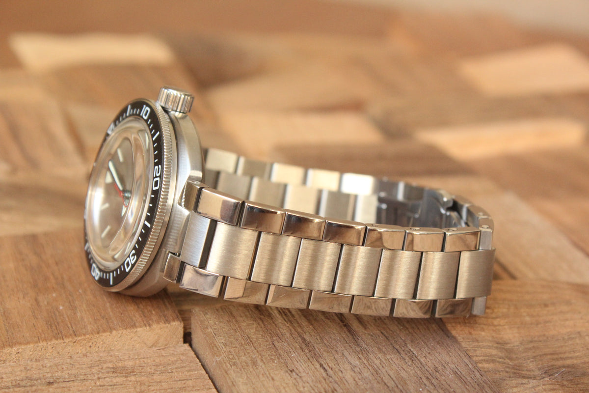 Vostok Amphibia 780830 - side view of case and stainless steel bracelet