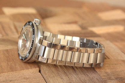 Vostok Amphibia 780830 - side view of case and stainless steel bracelet