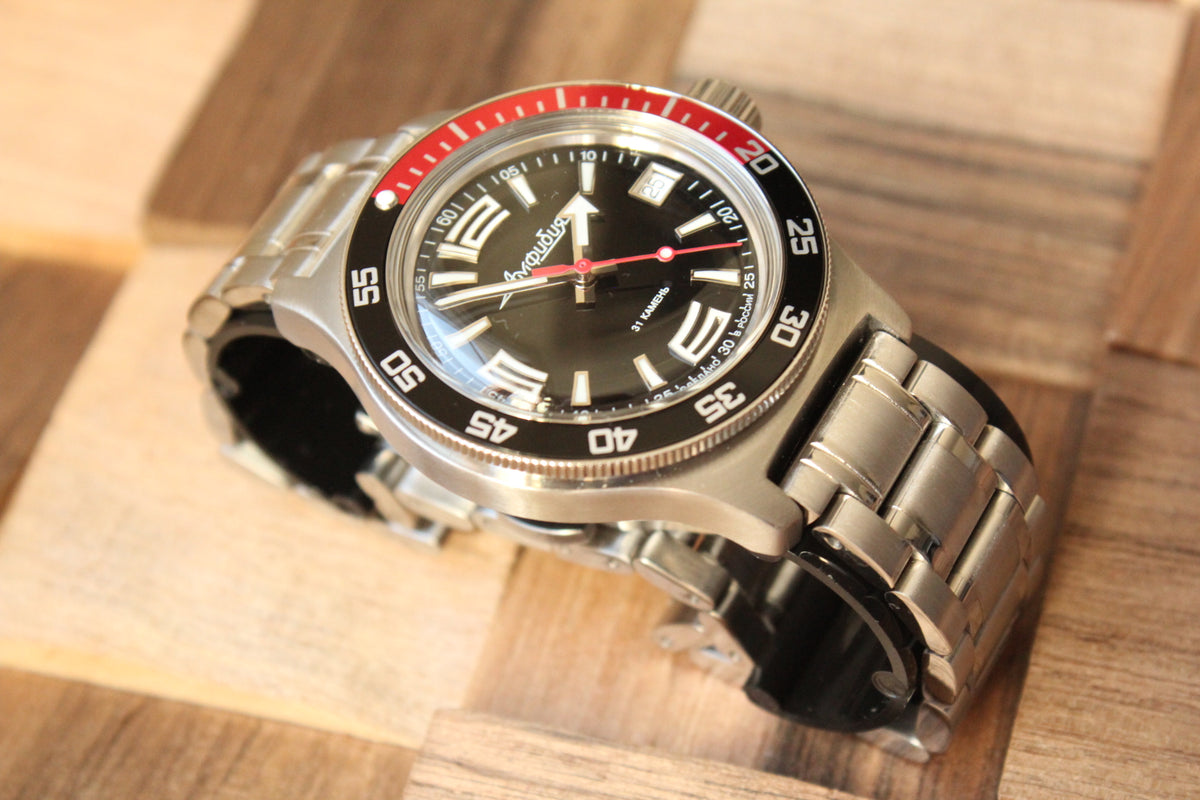 Vostok Amphibia 740387 - side view of case and stainless steel bracelet