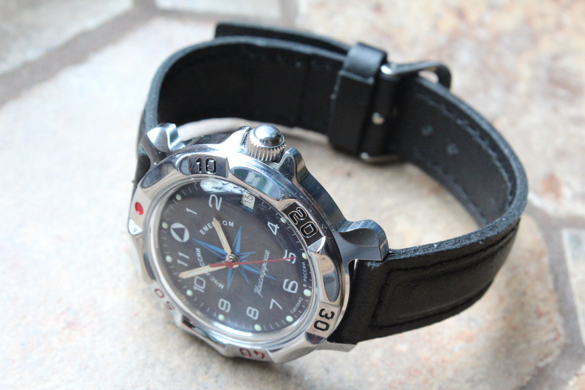 Vostok Komandirskie 811942 - side view of case and black leather strap