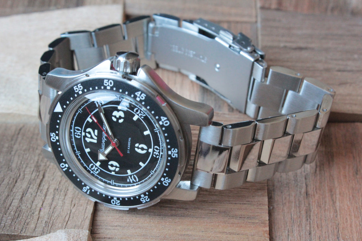 Vostok Komandirskie 18087A — alternate front view