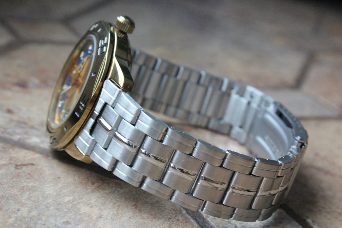 Vostok Partner 299097 - side view of case and linked steel bracelet