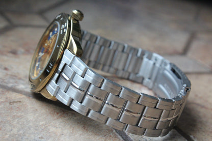 Vostok Partner 299097 - side view of case and linked steel bracelet