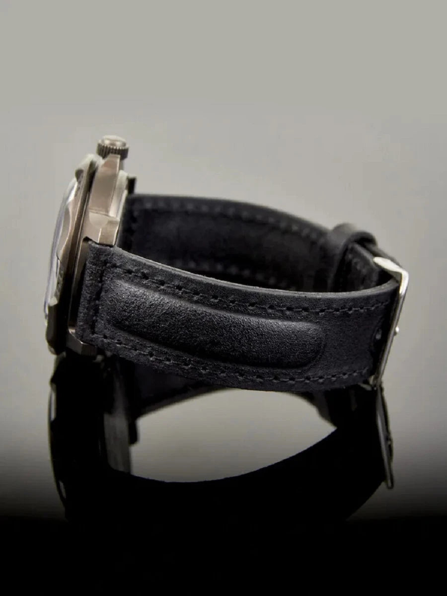 Vostok Komandirskie 81687B - side view of case and leather strap