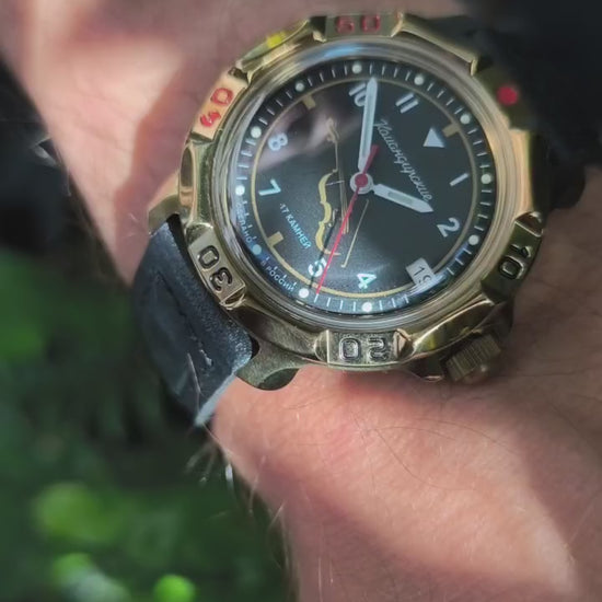 Vostok Komandirskie 81941B - product video showing the dial, case and leather strap