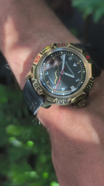 Vostok Komandirskie 81941B - product video showing the dial, case and leather strap