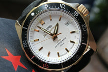 Load image into Gallery viewer, Vostok Komandirsky Russian Mechanical K-39 Military wristwatch 393780
